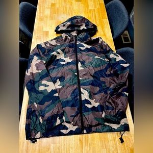 Beautiful Giant Men’s Camo hooded zip up windbreaker. Men’s size medium.
